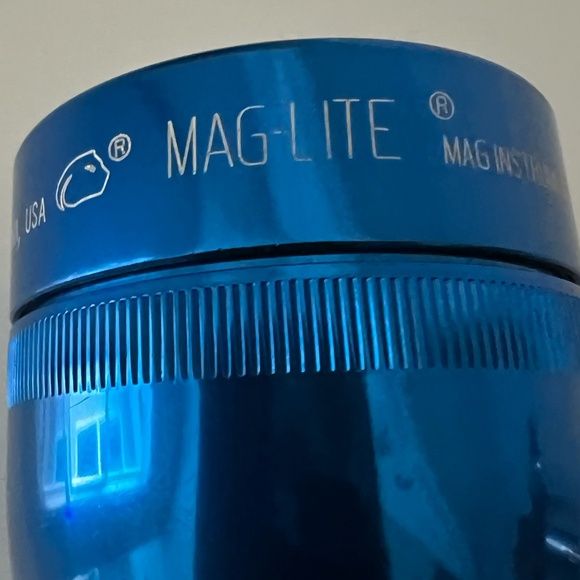 MAG-LITE 2 Cell Flashlight in Blue - Picture 7 of 7